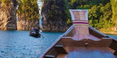 Longtailboot zeilen op Cheow Lan Lake in Khao Sok