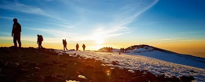 Trekkers op de Kilimanjaro bij zonsopgang