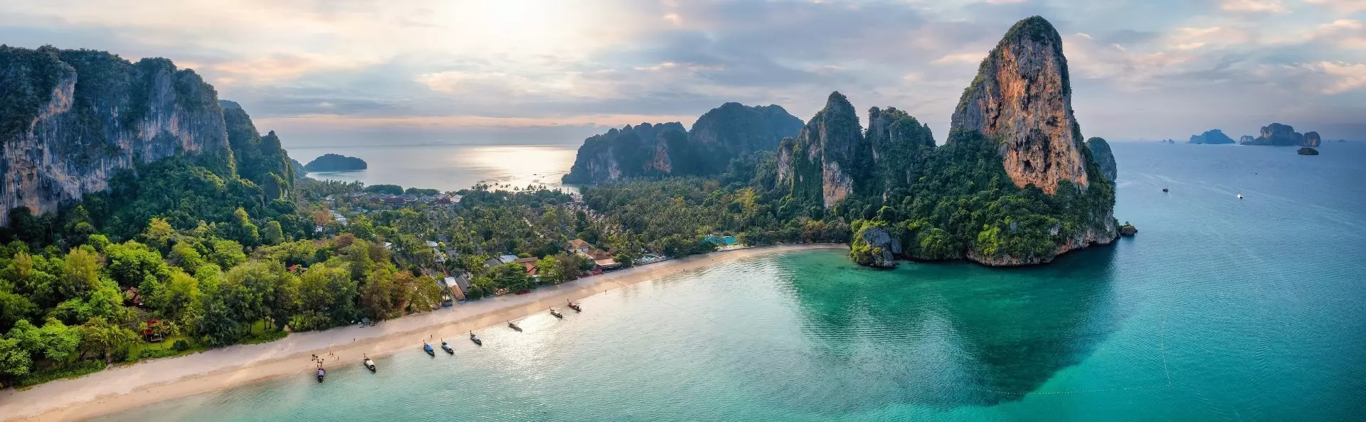 Panoramisch uitzicht op het strand van Railay in Krabi, Thailand