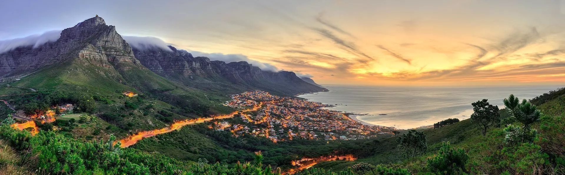 Overzichtsfoto van de Tafelberg bij zonsondergang in Kaapstad