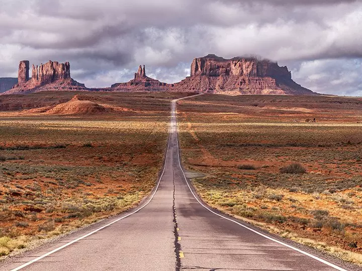 De schilderachtige weg naar Monument Valley in Utah, VS