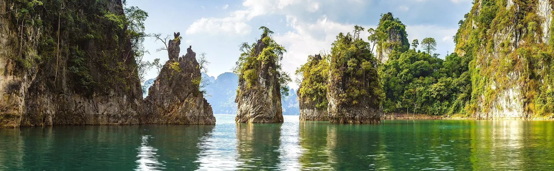 Kalksteen in het Cheow Lan meer in het Khao Sok nationaal park