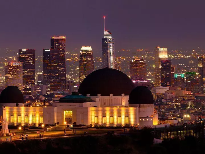 Griffith Observatory in Los Angeles in het donker met uitzicht over de stad