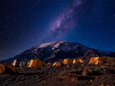 Kamp onder een sterrenhemel aan de voet van de Kilimanjaro