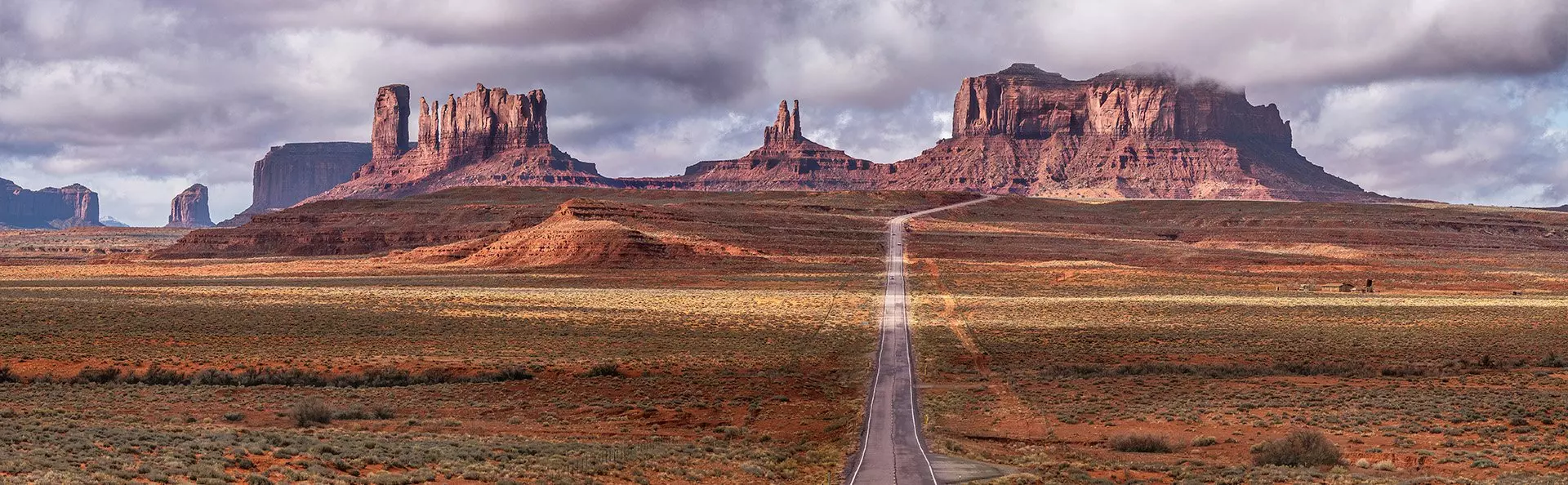 De schilderachtige weg naar Monument Valley in Utah, VS
