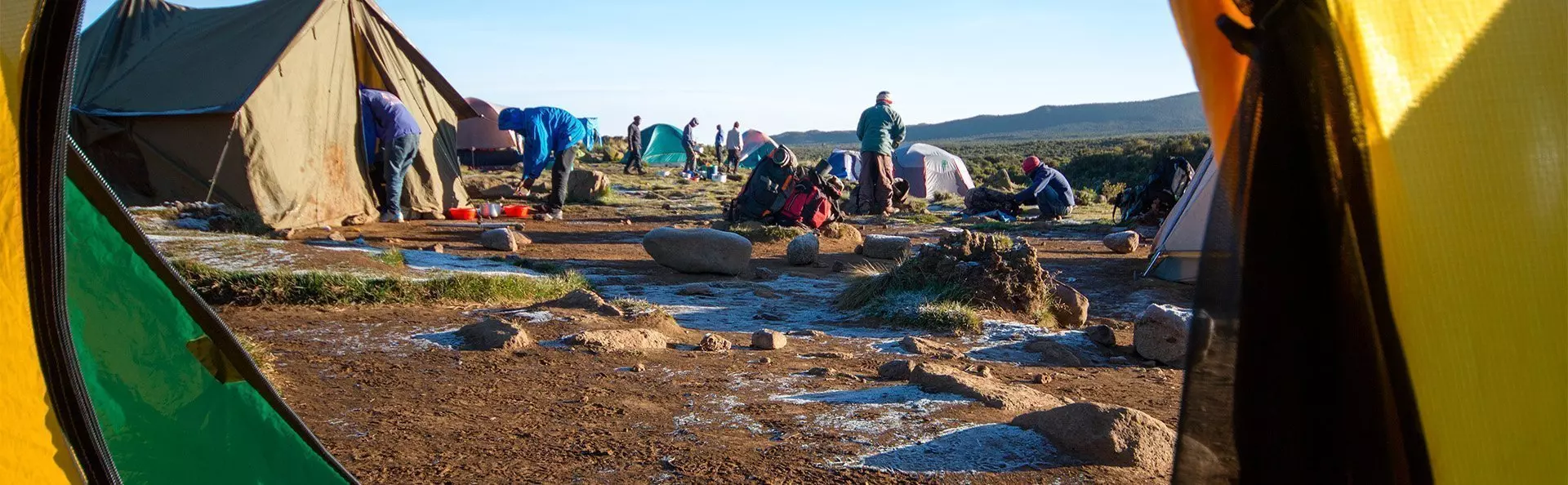 Uitzicht vanuit een tent op het Kilimanjaro-kamp