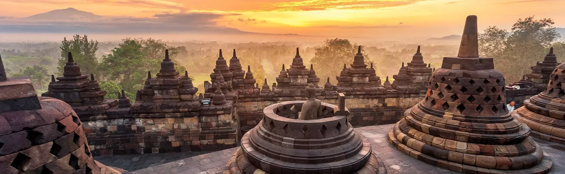 Dramatische en kleurrijke zonsopgang gezien vanaf Borobudur, Java