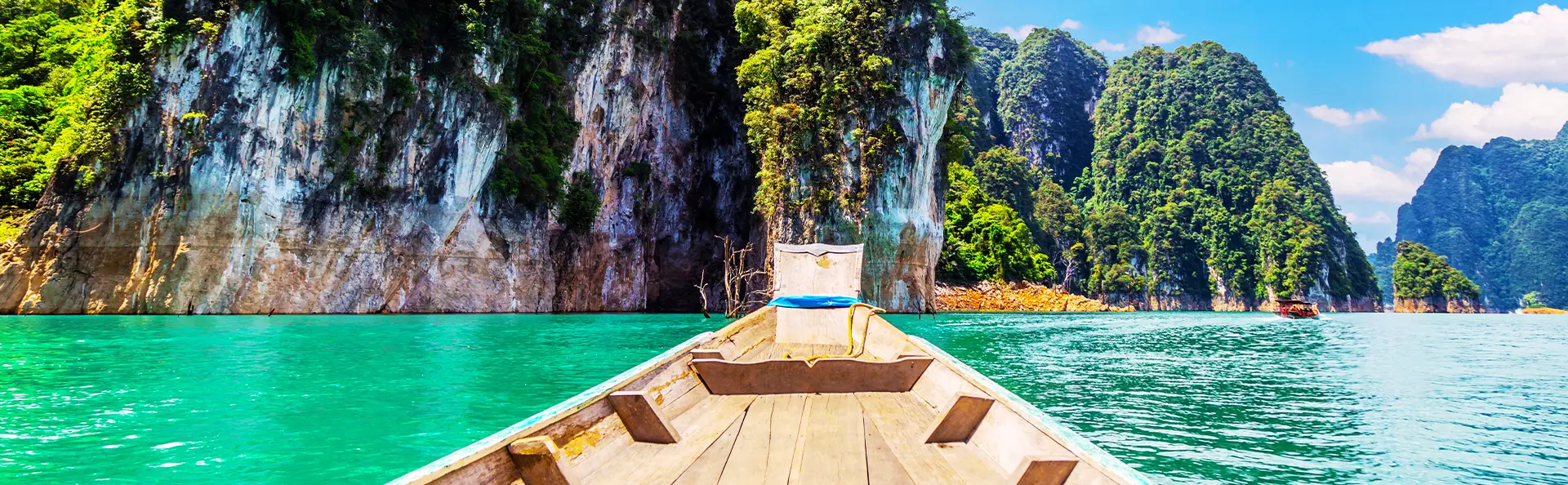 Een longtailboot op een meer in het Khao Sok Nationaal Park in Thailand