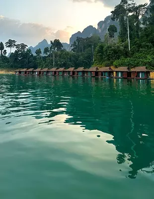 Bungalows bij het Cheow Lan-meer in Khao Sok National Park.