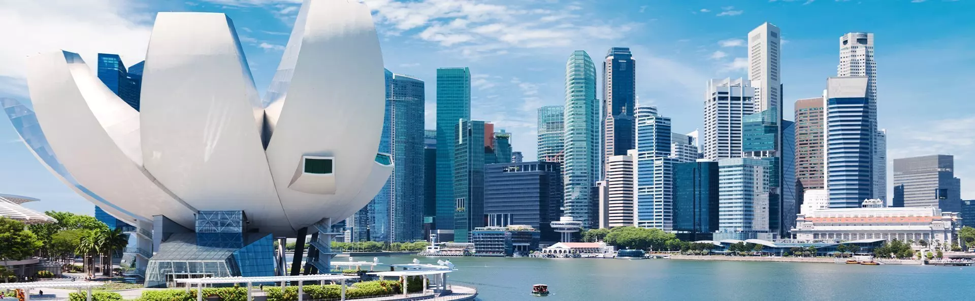 Skyline van Singapore op een zonnige dag