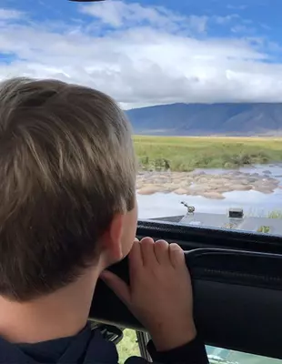 Jongen op safari in Tanzania